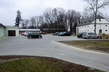 Na terenie szkoły znajduje się okolo 100 miejsc parkingowych dla uczniów