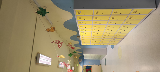 korytarz szkolny z szafkami dla uczniów