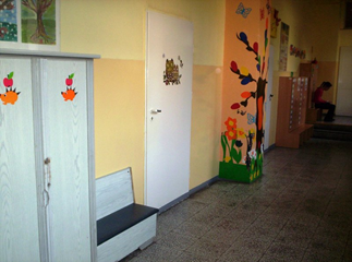 szafki odzieżowe i ławeczki na korytarzu szkolnym