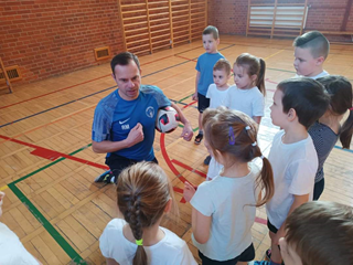 Zajęcia rucowe z elementami piłki nożnej prowadzone przez trenera Akademii Piłkarskiej Champion