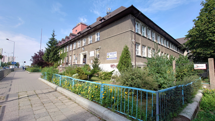 Budynek szkoły - widok na wejście główne.