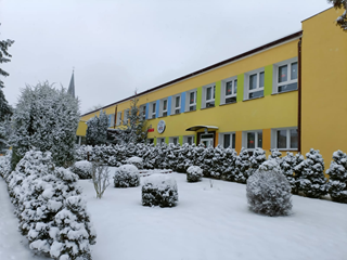budynek przedszkola zimą