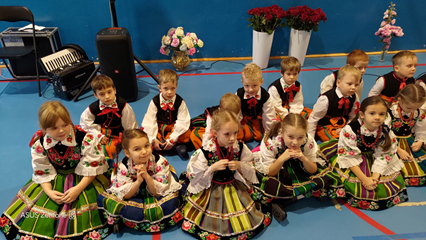 Występy dzieci w strojach ludowych naszego regionu.