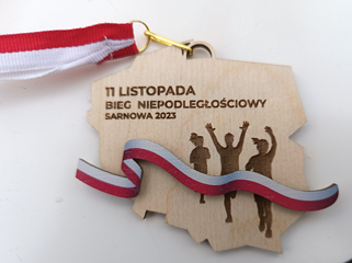 Okolicznościowy medal dla uczestników Biegu Niepodległości organizowanego w naszej szkole.