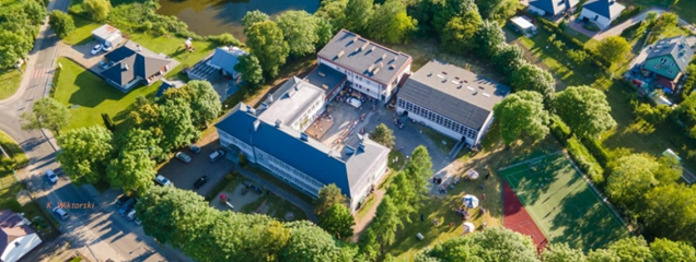 Widok szkoły z drona