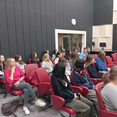 Uczniowie dziennikarstwa i komunikacji interpersonalenj w Centrum Edukacji Medialnej w Kielcach