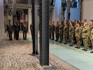 Uczniowie klasy Straży Granicznej podczas uroczystości w Muzeum Powstania Warszawskiego