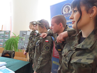 Uczniowie Oddziału Przygotowania Wojskowego w Lo Nowy Żmigród (1)