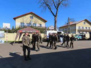 Pokaz musztry uczniów Oddziału Przygotowania Wojskowego LO Nowy Żmigród (1)