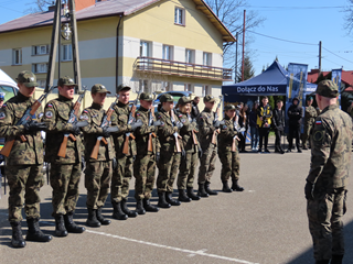 Pokaz musztry uczniów Oddziału Przygotowania Wojskowego LO Nowy Żmigród (2)