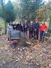 Klasa ósma w akcji sprzątania poniemieckiego cmentarza.