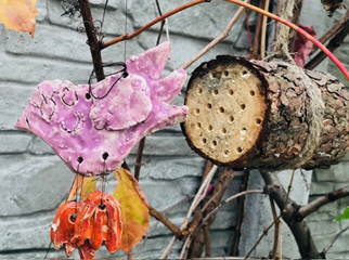 domek dla owadów i ceramiczne dzieło przedszkolaka