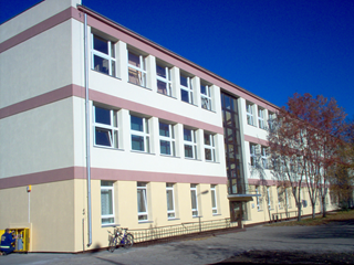 Budynek Z.S. nr 1 w Koluszkach od strony boiska szkolnego