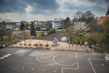 Boisko szkolne oraz plac zabaw