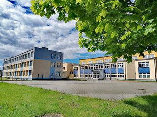 Budynek szkoły i hala sportowa
