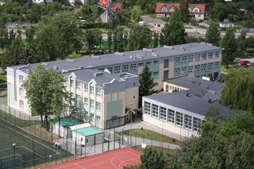 Zdjęcie budynków szkoły z lotu ptaka