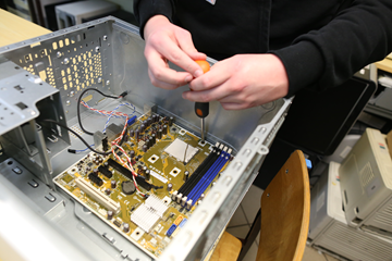 Uczniowie w pracowni montażu komputerów