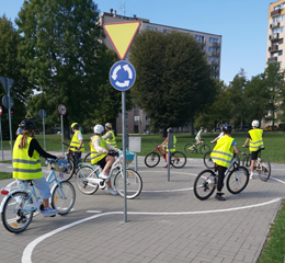 Bezpiecznie i z uśmiechem! Nasi uczniowie doskonalą swoje umiejętności w szkolnym miasteczku ruchu, zdobywając kartę rowerową.