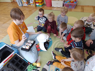 Zajęcia z robotem ze szkoły Leader School