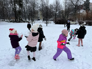 Dzieci lepią bałwana