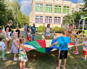 Dzień adaptacyjny grup młodszych na placu przedszkolnym.