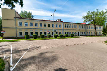 widok budynku szkoły od ul. Antoniuk Fabryczny