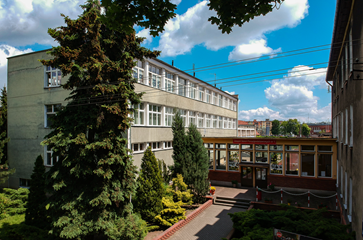 Budynek szkoły - od ul. Fabrycznej