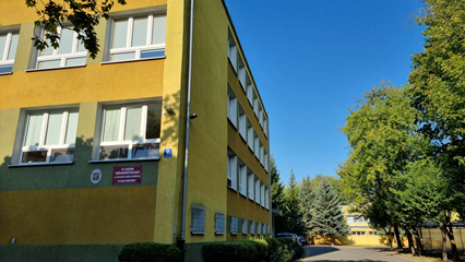 budynek szkoły z zewnątrz