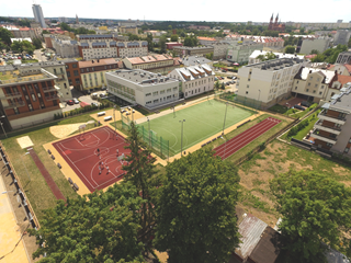 kompleks budynków i boisk szkolnych
