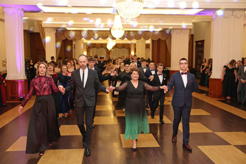 Bal studniówkowy - polonez