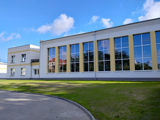 ZSZ Rawicz - widok na salę gimnastyczną i sale dydaktyczne