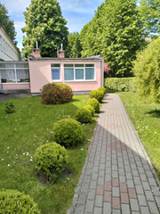 Przejście od parkingu do wejścia głównego
