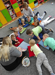 Rodzic czyta opowiadania.