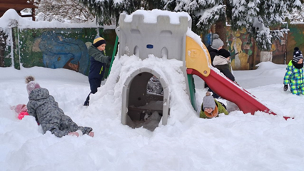 na placu zabaw zimą