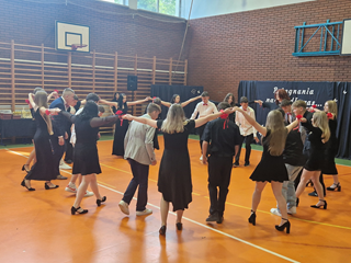 Polonez w wykonaniu Absolwentów