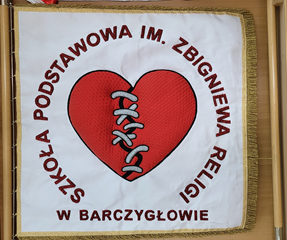 Sztandar Szkoły Podstawowej im. prof. Zbigniewa Religi w Barczygłowie
