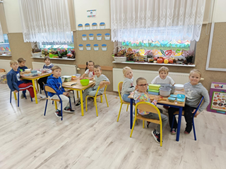 Pysznie, smacznie i zdrowo - mali kucharze przygotowują sałatkę owocową