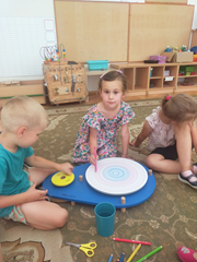 Współpraca podczas zajęcia sensorycznego