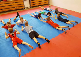 W Naszej szkole zapewniamy wszechstronny rozwój w wodzie i na lądzie