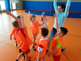 zajęcia ruchowe z gier zespołowych na hali sportowej
