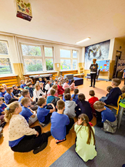 Wspólne czytanie na szkolnych korytarzach klas I-III SP