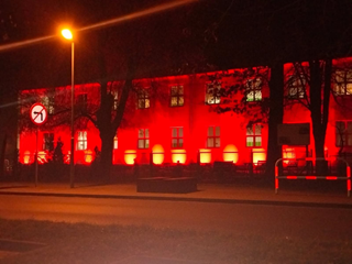 Podświetlenie szkoły na czerwono w ramach finału ogólnopolskiej kampanii "Dzieciństwo bez przemocy".