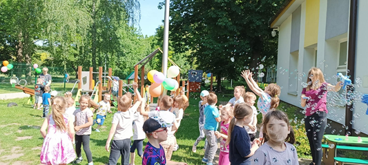 zabawy na placu przedszkolnym