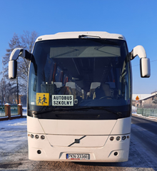 Nasz szkoła oferuje dowozy wysokiej klasy autokarem turystycznym.