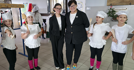 W naszej nowoczesnej stołówce można zjeść smaczne, ciepłe, świeże, przygotowane z pasją posiłki.