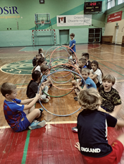 Hula hop w ruchu!  Lekcja W-F pełna energii.