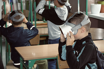 Okulary VR/AR na zajęciach informatycznych pozwalają uczniom poznawać świat technologii w praktyce.