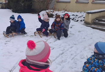 zabawy w ogrodzie przedszkolnym