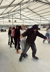 Na lodowisku uczymy się jazdy, wspieramy nawzajem i świetnie się bawimy!