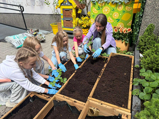 Praca na boisku szkolnym